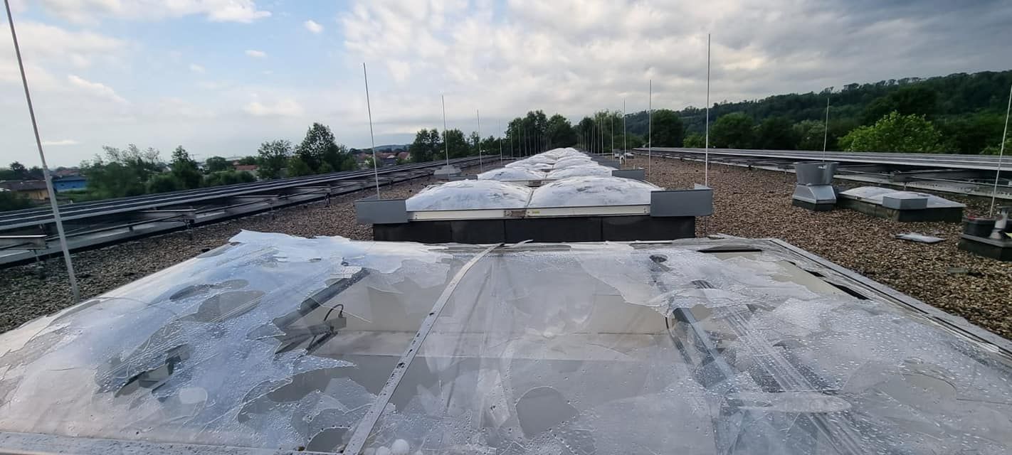 Im Gymnasium Solar City wurden sämtliche Dachfenster zerschlagen.
