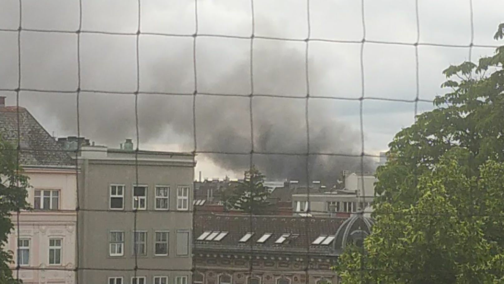 Ein Carport-Brand sorgte für eine riesige Rauchsäule über Linz.