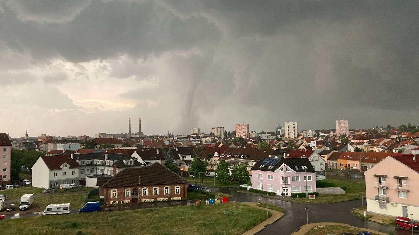 Ein extrem starker Tornado fegt am 24. Juni 2021 durch die tschechische Gemeinde Hodonin.