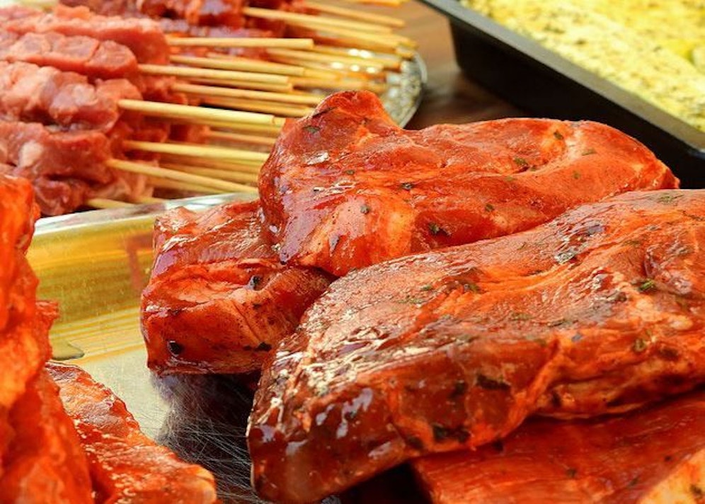 Steak, Karree oder vom Schopf - die Vielfalt an Grillfleisch ist groß.