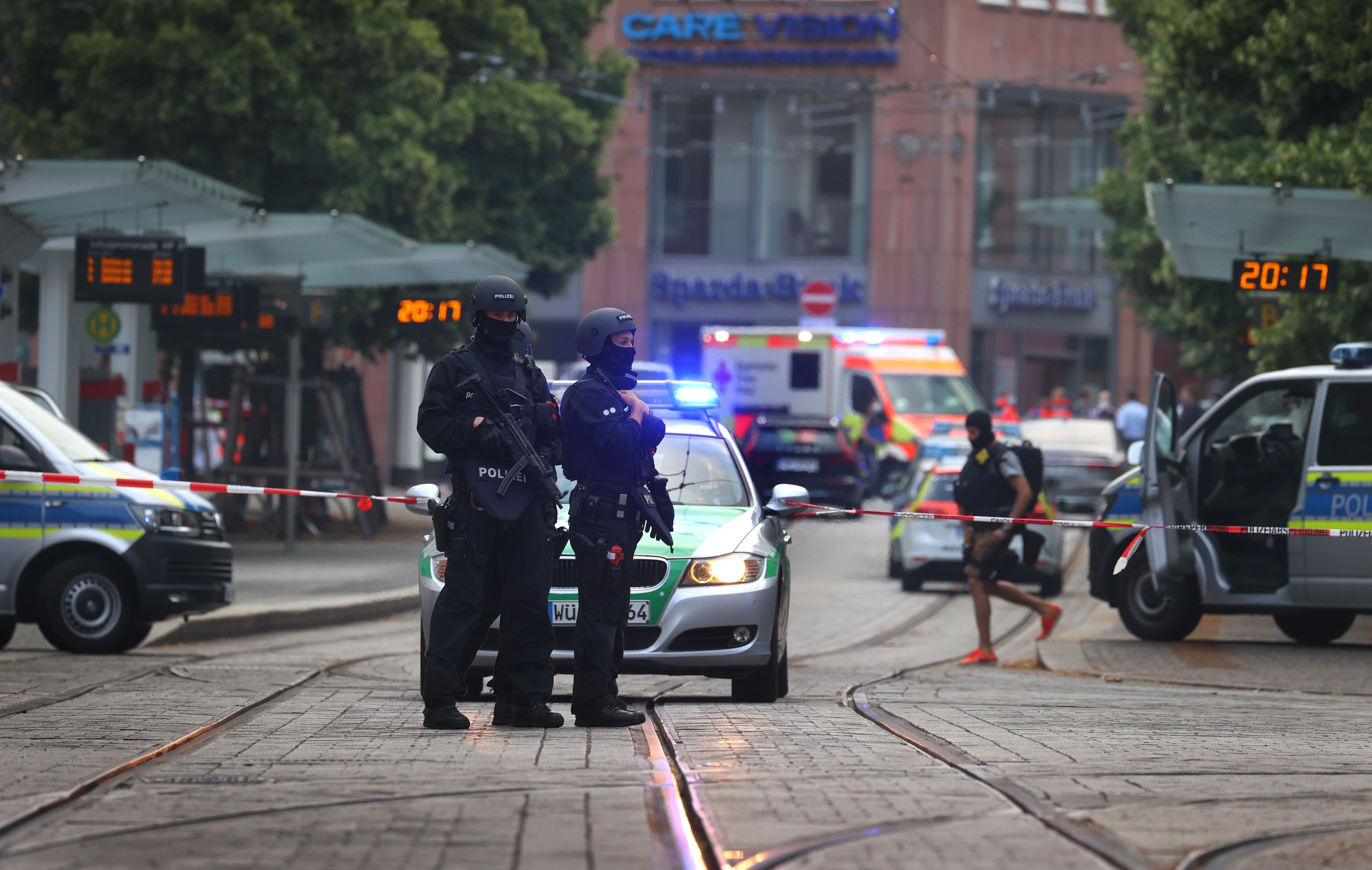 Download von www.picturedesk.com am 25.06.2021 (21:00).  25 June 2021, Bavaria, Würzburg: Police officers and rescue workers are standing in the city centre. In Würzburg a man has attacked indiscriminately people with a knife. According to information of the Deutsche Presse-Agentur, three people were killed and five injured. Photo: Karl-Josef Hildenbrand/dpa - 20210625_PD10936 - Rechteinfo: Rights Managed (RM)