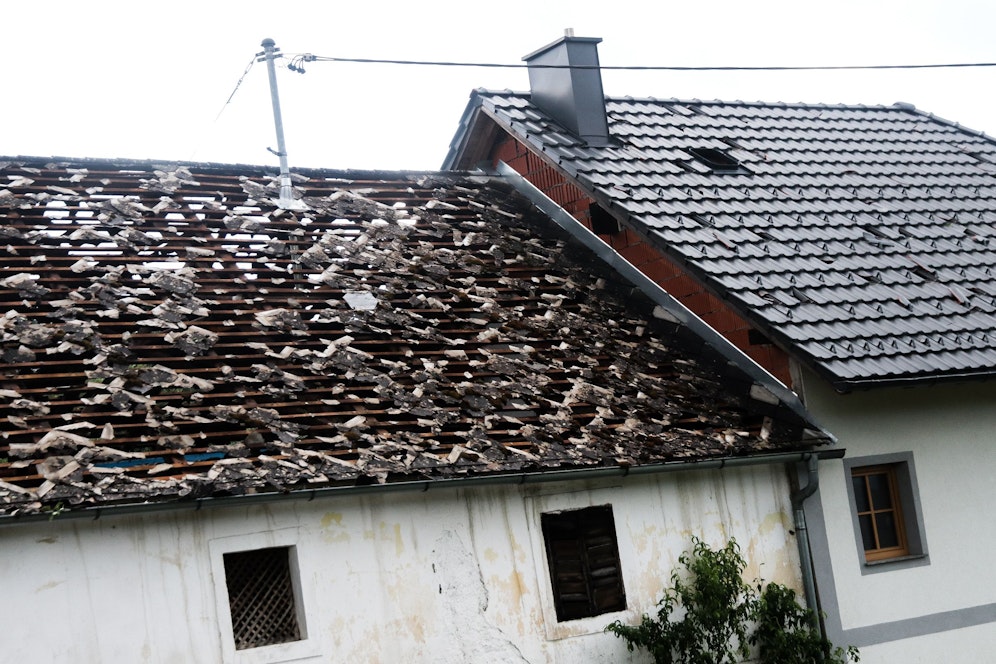 Zahlreiche Autos und Dächer wurden schwer beschädigt.