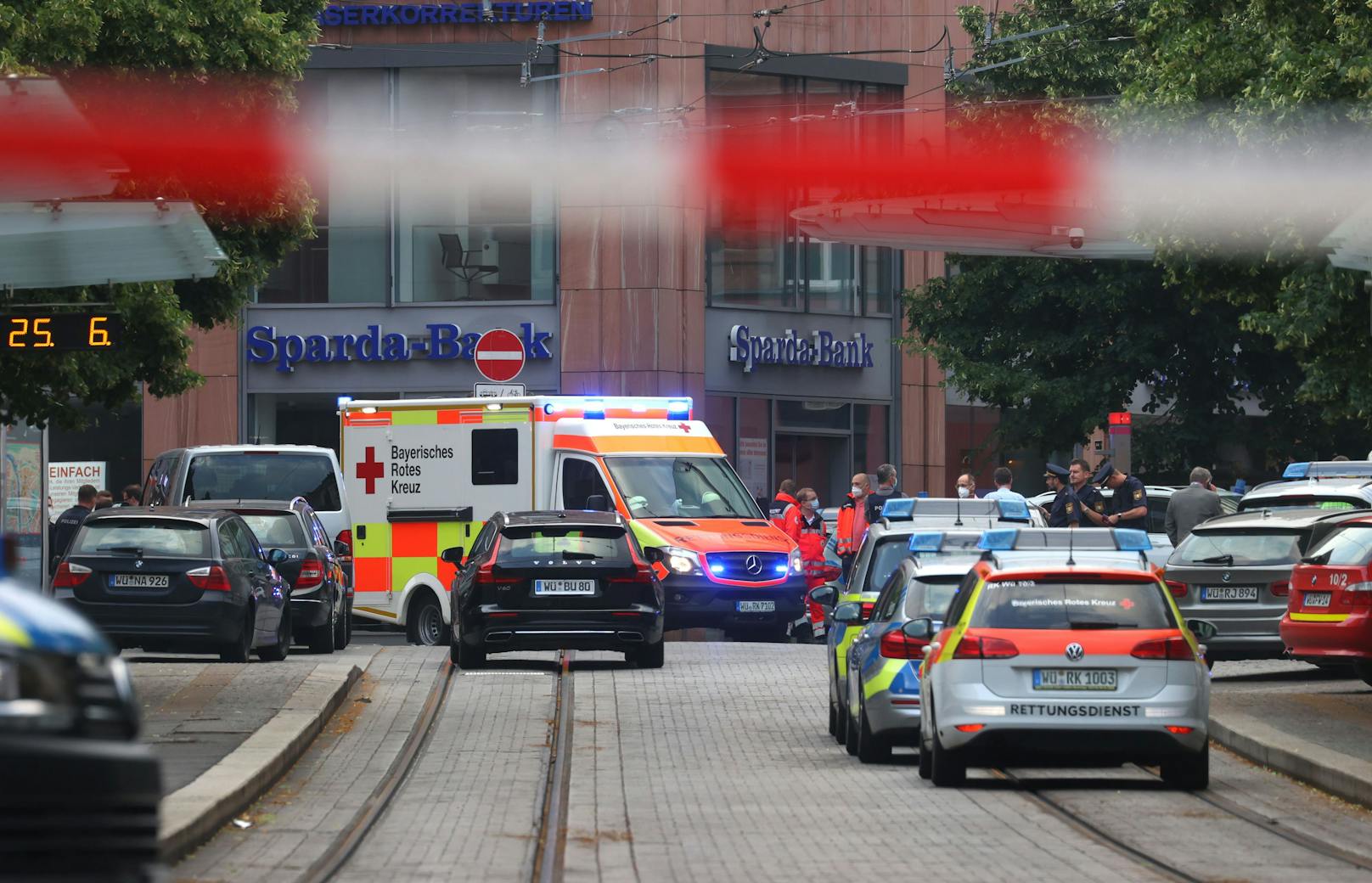 In der Würzburger Innenstadt ist es zu einem Gewaltverbrechen gekommen. Gemäß Medienberichten sind mindestens drei Personen tot.