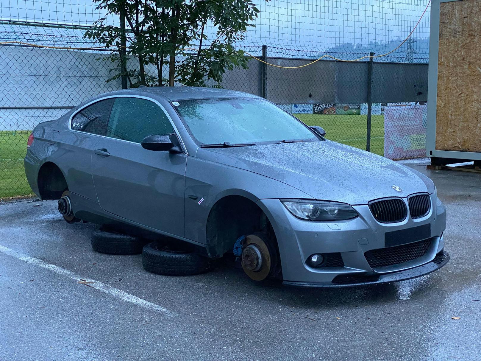 Dreiste Felgen-Diebe haben einen BMW vor einem Fußballplatz in Münster demontiert (24. Juni 2021)..