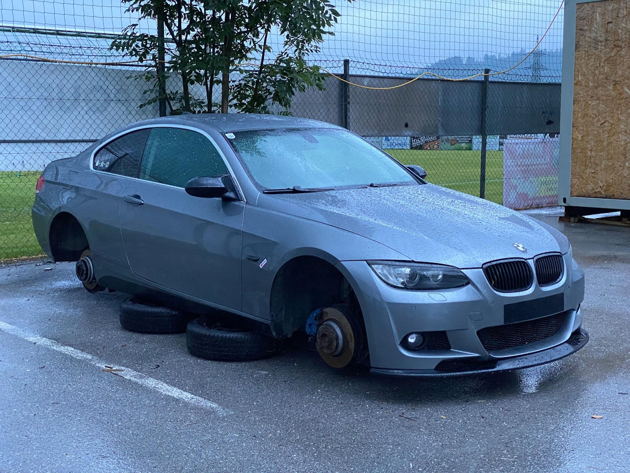 Heute.at - Dreiste Felgen-Diebe demontieren BMW vor Fußballplatz