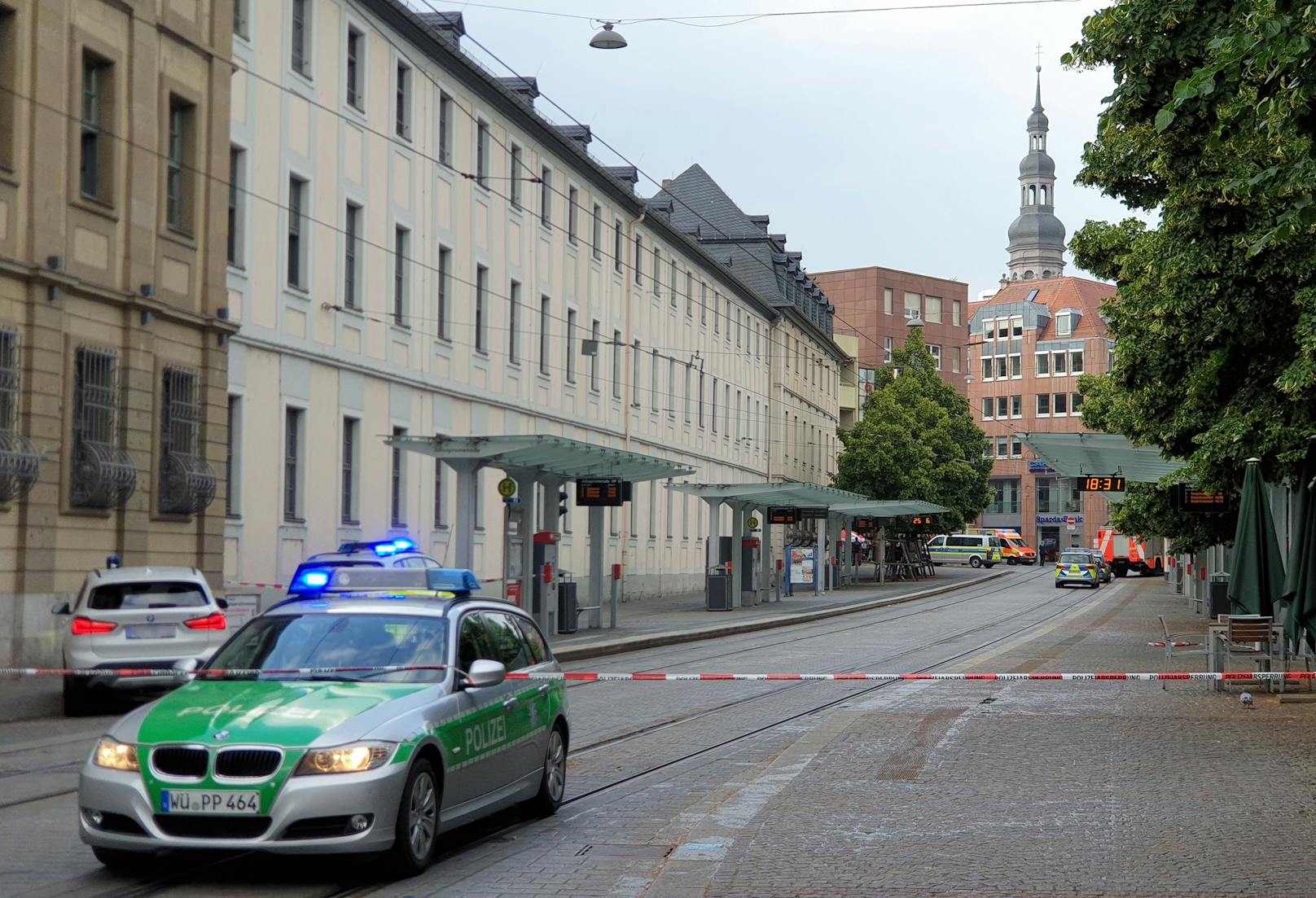 In der Würzburger Innenstadt ist es zu einem Gewaltverbrechen gekommen. Gemäß Medienberichten sind mindestens drei Personen tot.