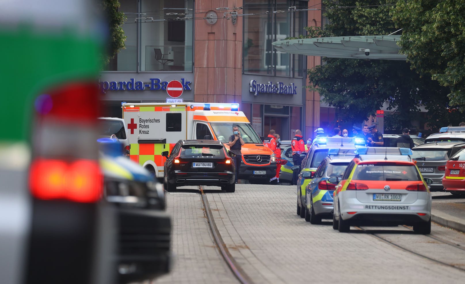 In der Würzburger Innenstadt ist es zu einem Gewaltverbrechen gekommen. Gemäß Medienberichten sind mindestens drei Personen tot