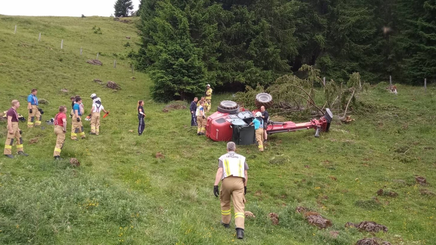 Die Feuerwehr Leogang brachte den Traktor mittels Seilwinde wieder auf die Räder