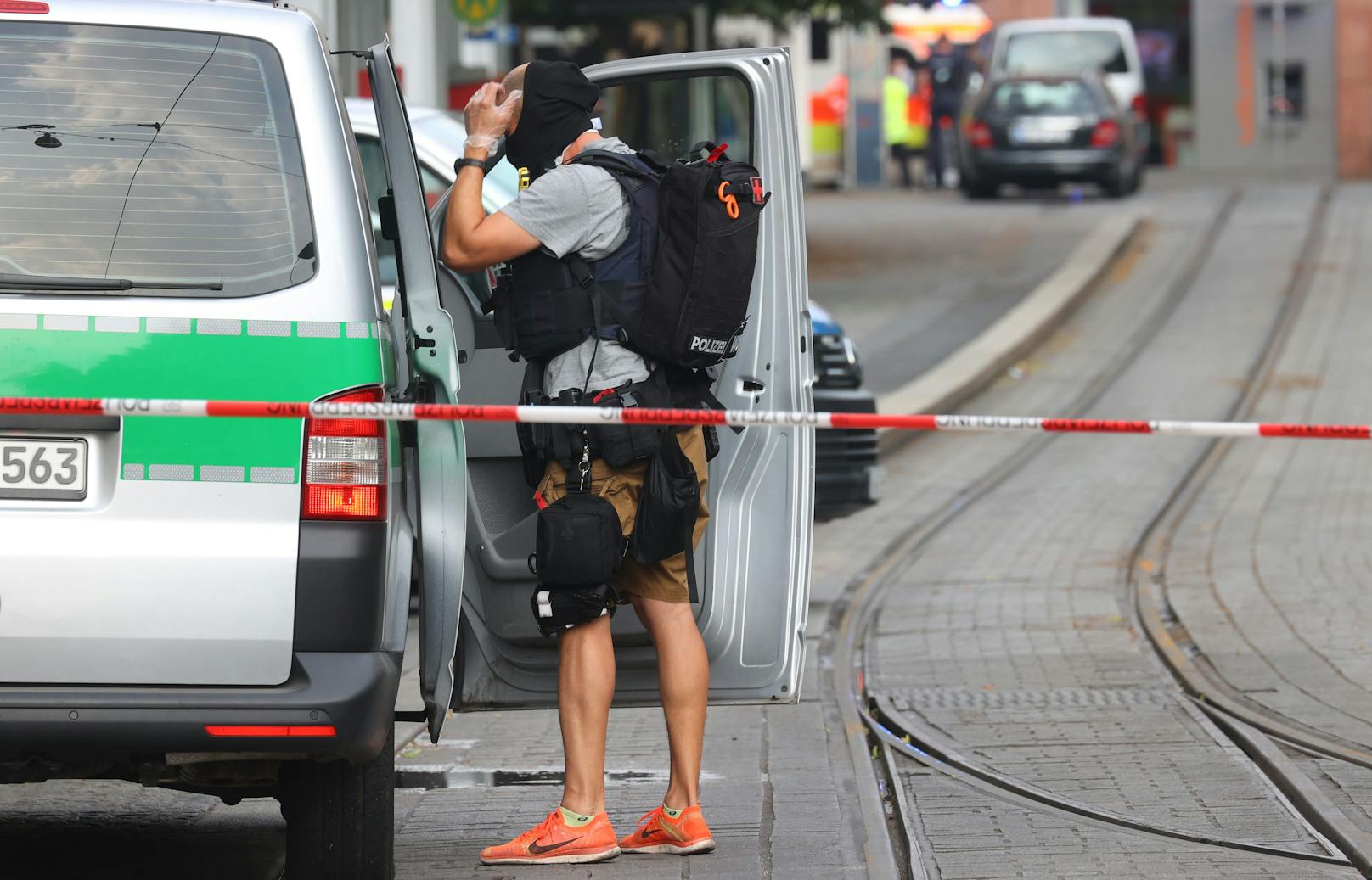 In der Würzburger Innenstadt ist es zu einem Gewaltverbrechen gekommen. Gemäß Medienberichten sind mindestens drei Personen tot.