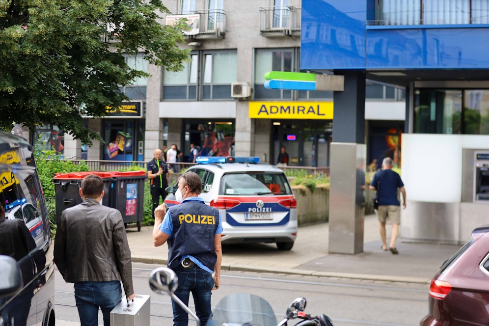 Mit einer Pistole bewaffnet stürmte ein bislang Unbekannter die Raika-Filiale in Urfahr.