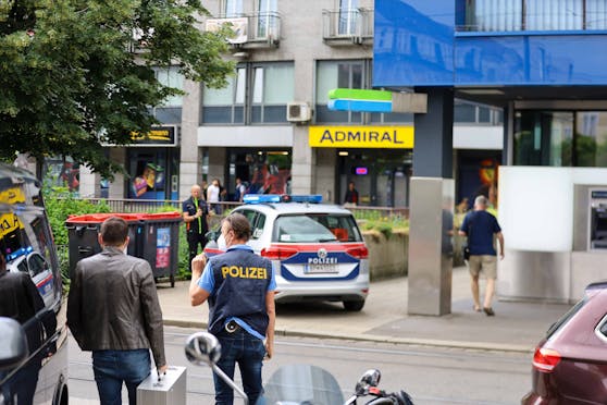 Mit einer Pistole bewaffnet stürmte ein bislang Unbekannter die Raika-Filiale in Urfahr.