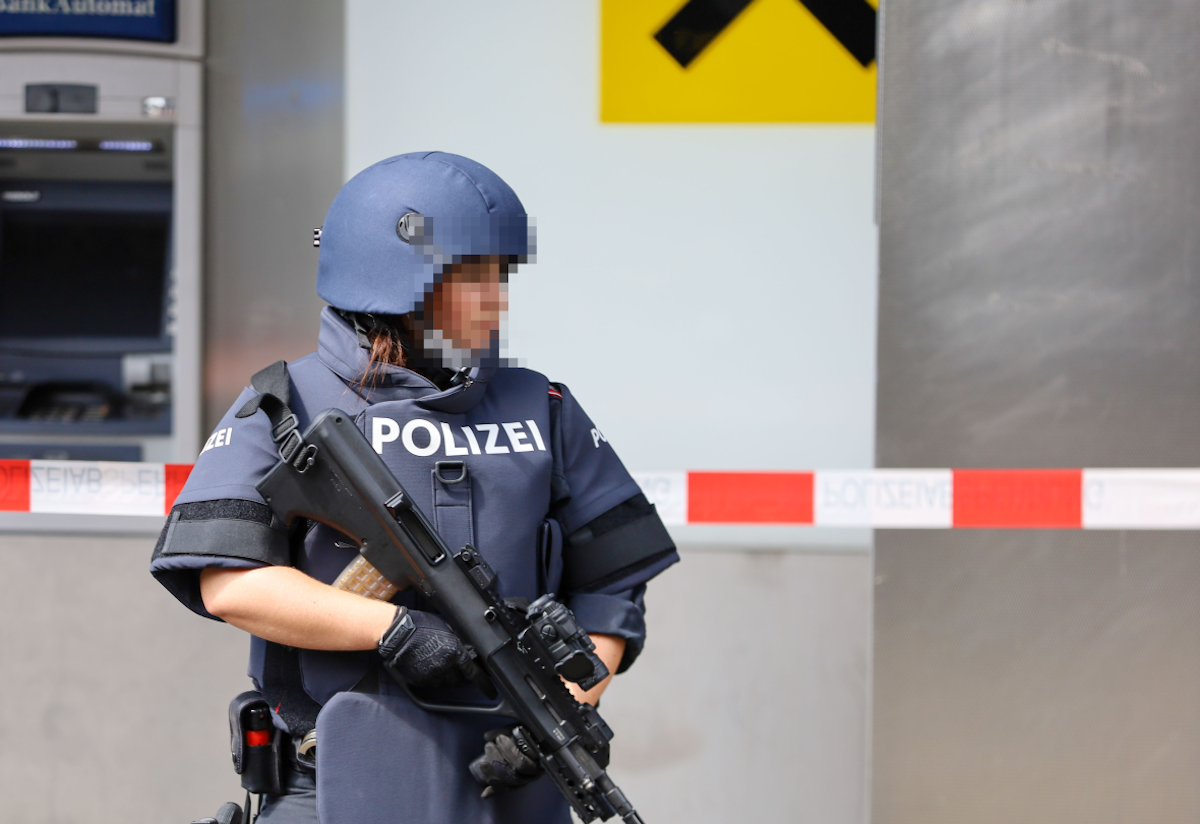 Schwer bewaffnete Polizisten suchen vor Ort nach dem Täter.