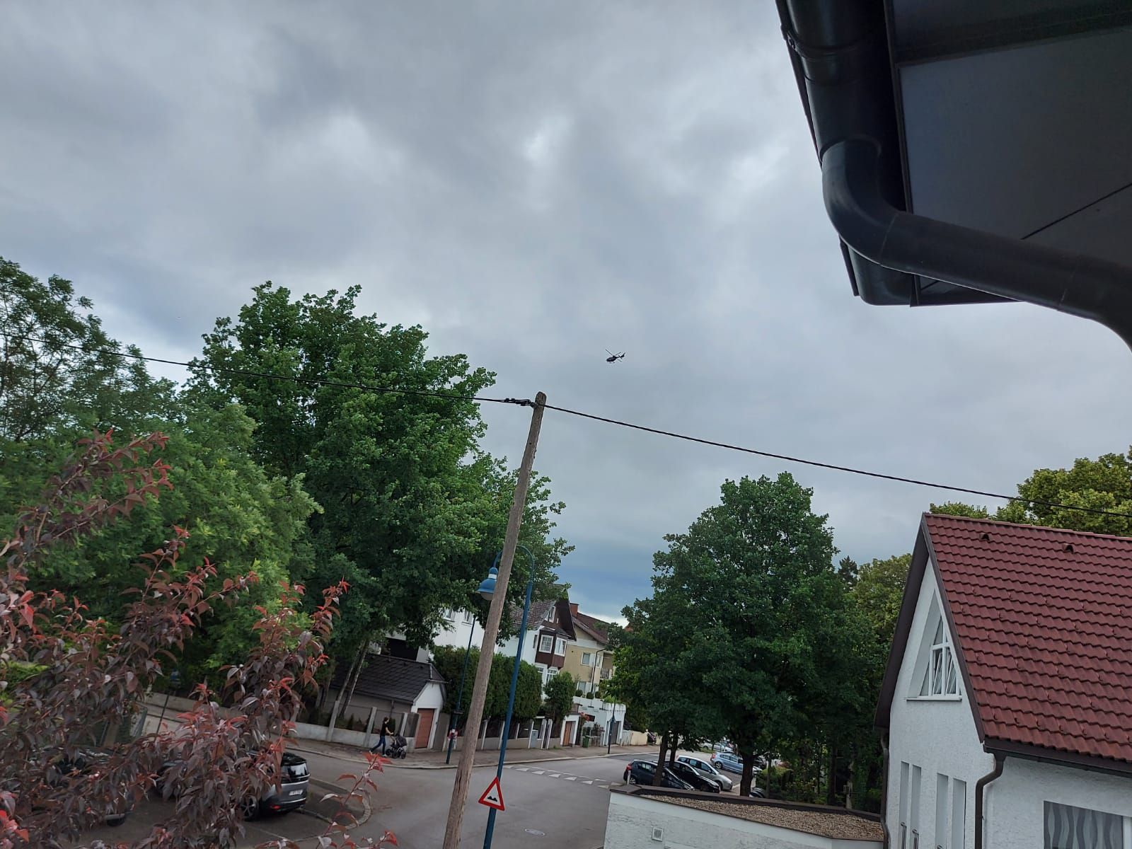 Über Urfahr kreist derzeit der Polizeihubschrauber.