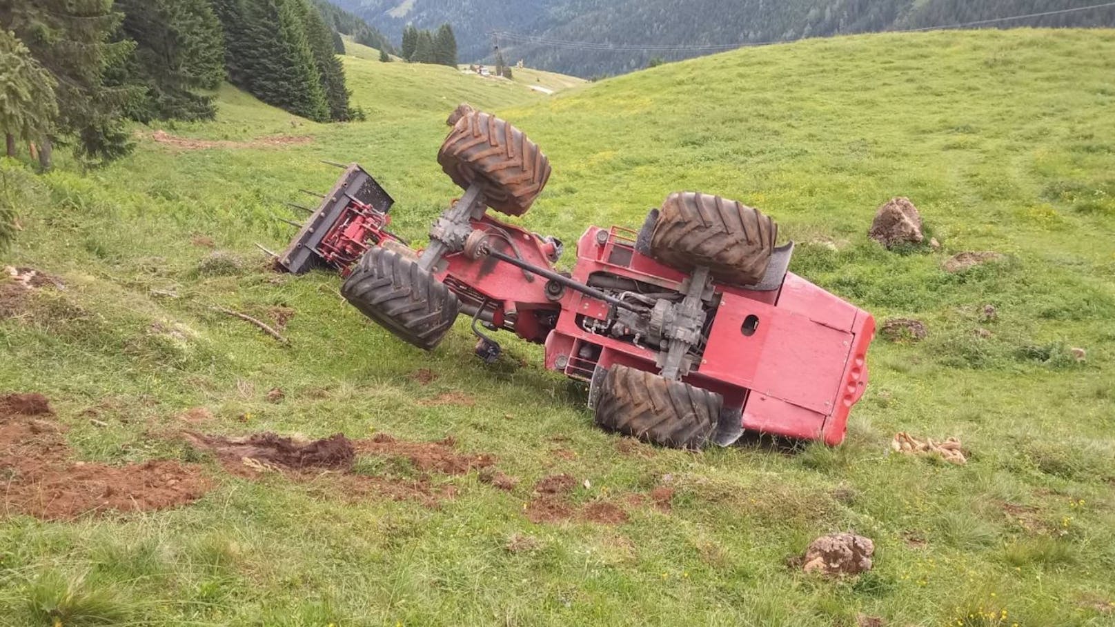 Ein 61-jähriger Landwirt wurde bei einem Traktorunfall im Bezirk Zell am See (S) schwer verletzt.