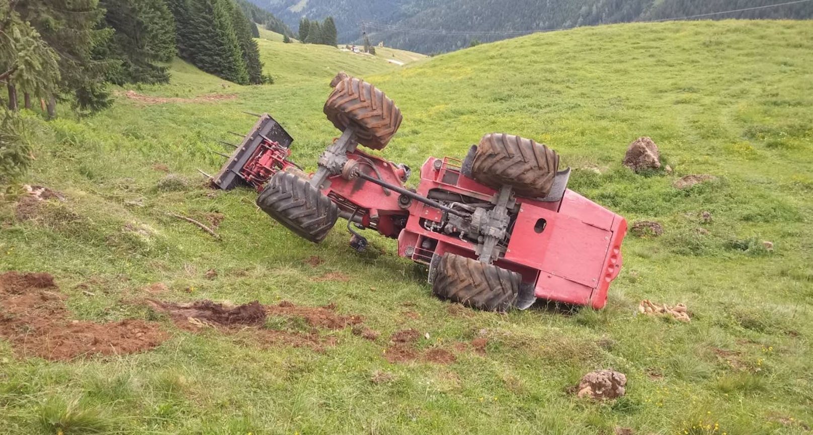 Mit Traktor überschlagen: 61-Jähriger schwer verletzt