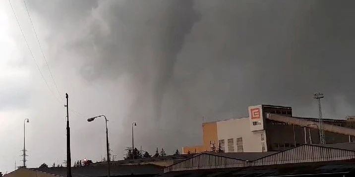 Hunderte Opfer bei Tornado nahe Österreich befürchtet - Vimarsana News