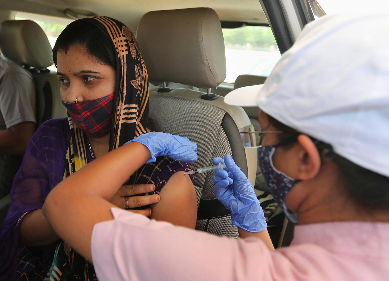 Eine Frau in Indien wird mit AstraZeneca geimpft.