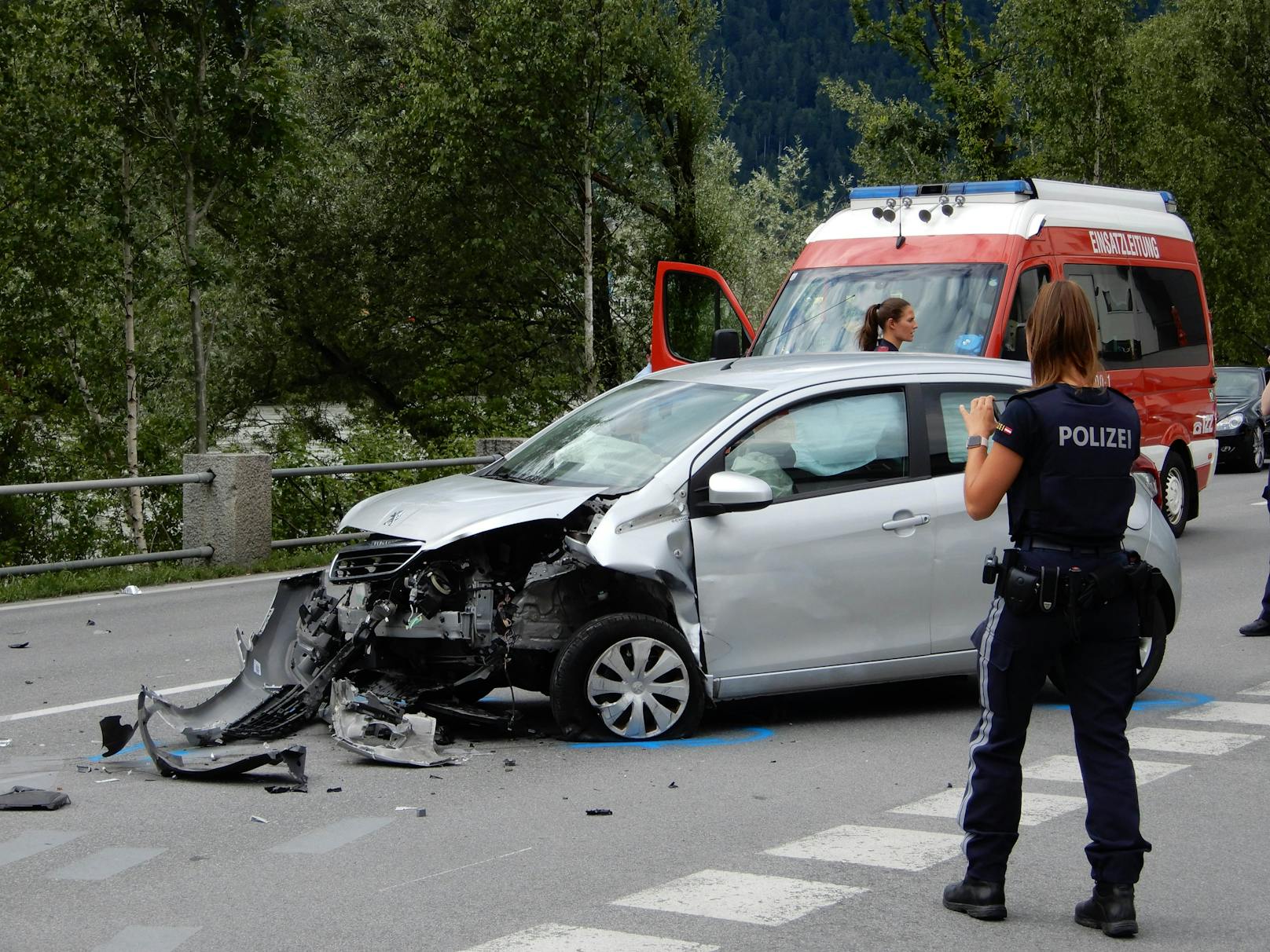 Ein 20-jähriger Tiroler, der sich hinter dem Steuer des grauen Fahrzeuges befand, war auf der <a href="https://www.heute.at/s/naechtliches-erdbeben-erschuetterte-tirol-100147221">Tiroler</a> Bundesstraße B 171&nbsp; unterwegs.