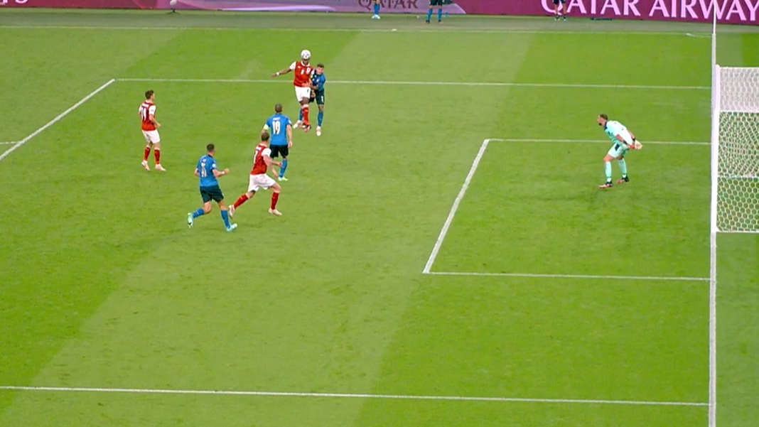 Marko Arnautovic trifft aus Abseitsposition.