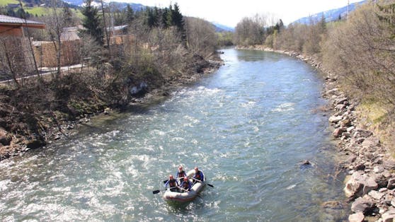 Auch weiterhin läuft die Suche nach dem vermissten Vierjährigen, der am Samstag in die Salzach gestürzt ist. (Symbolbild)