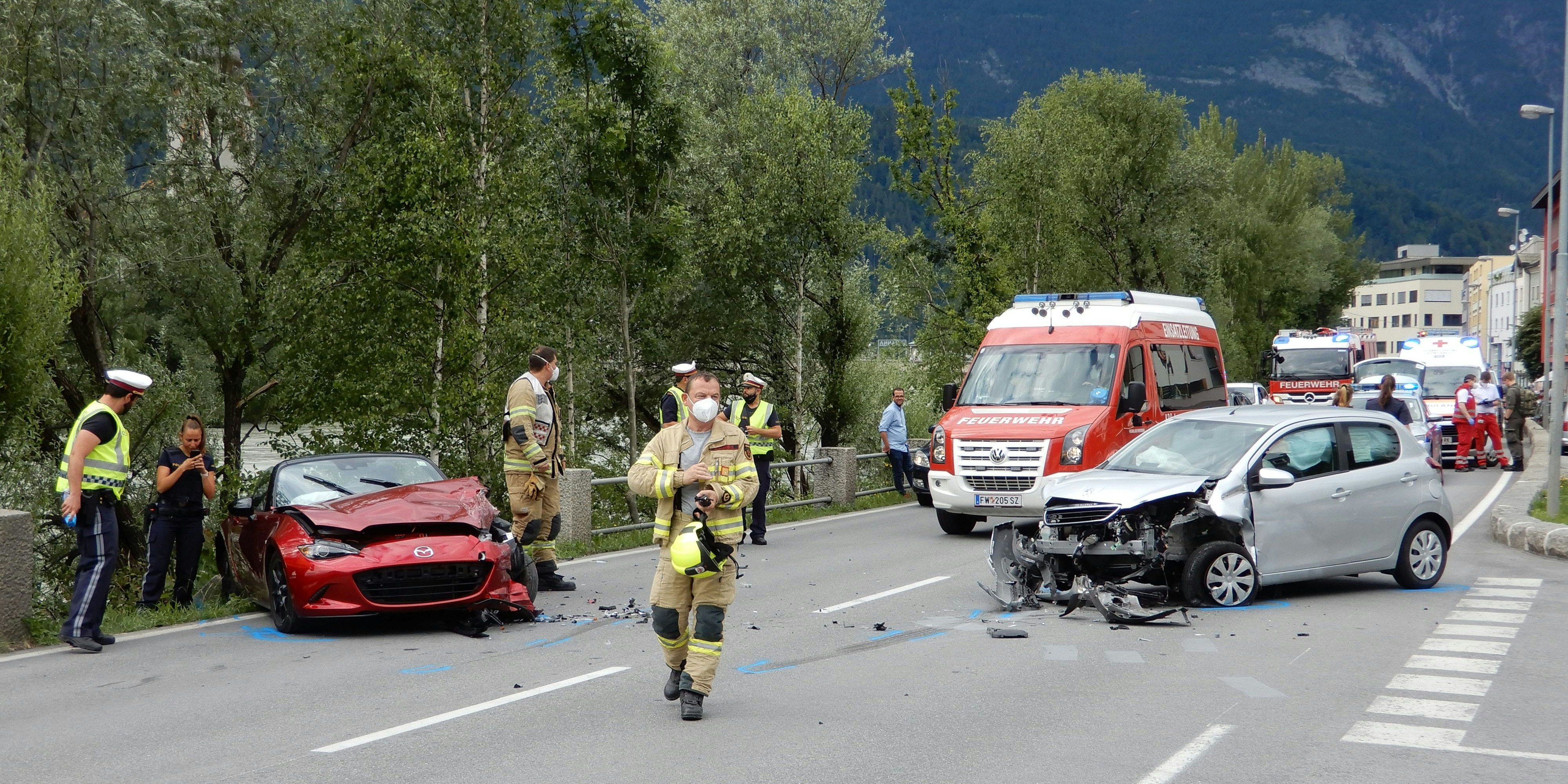 Verkehrsunfall in Schwaz, das graue Auto ist jenes des jungen Lenkers