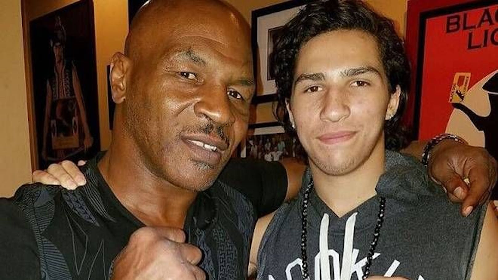 Nico Ali Walsh posiert auf seinem Instagram-Profil mit Mike Tyson.