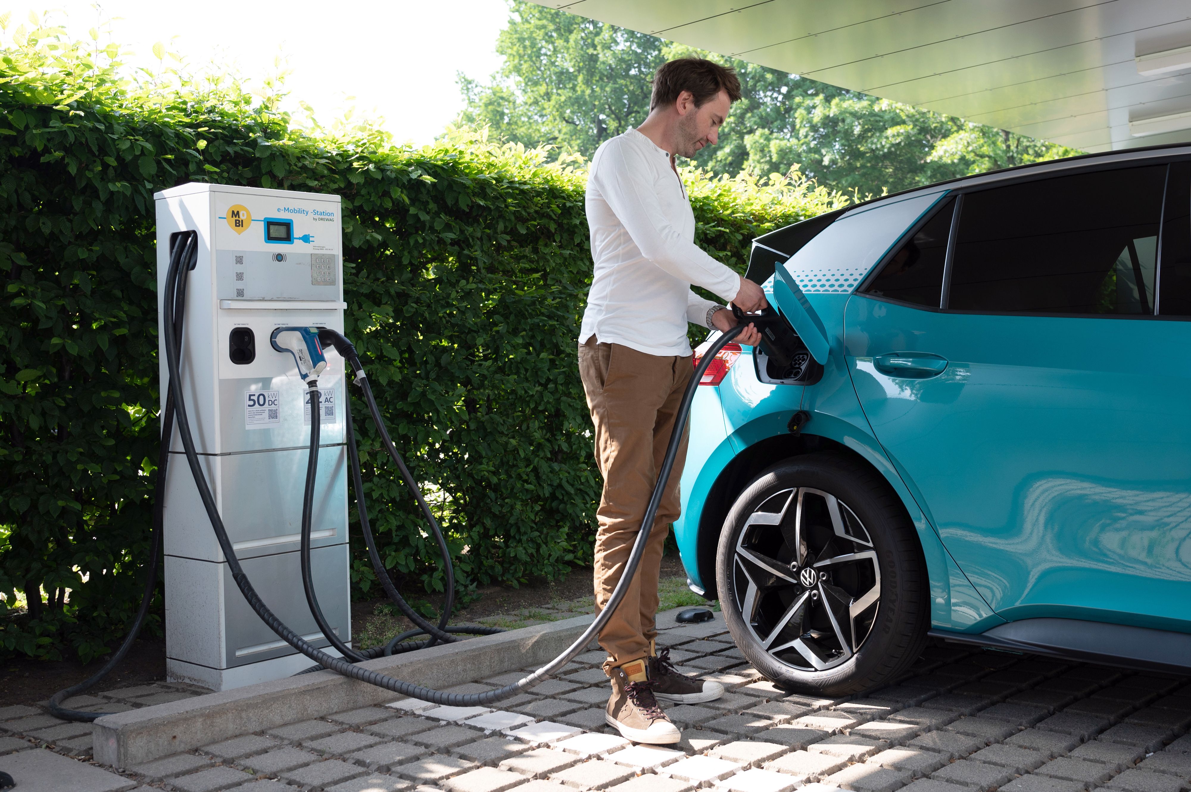 Download von www.picturedesk.com am 26.06.2021 (17:03).  08 June 2021, Saxony, Dresden: A man plugs a charging cable into the filler neck of a VW ID.3 during a press tour of a charging park for electric cars outside Volkswagen's Transparent Factory. 35 all-electric vehicles are produced daily at the Dresden site. Photo: Sebastian Kahnert/dpa-Zentralbild/ZB - 20210608_PD13601 - Rechteinfo: Rights Managed (RM)