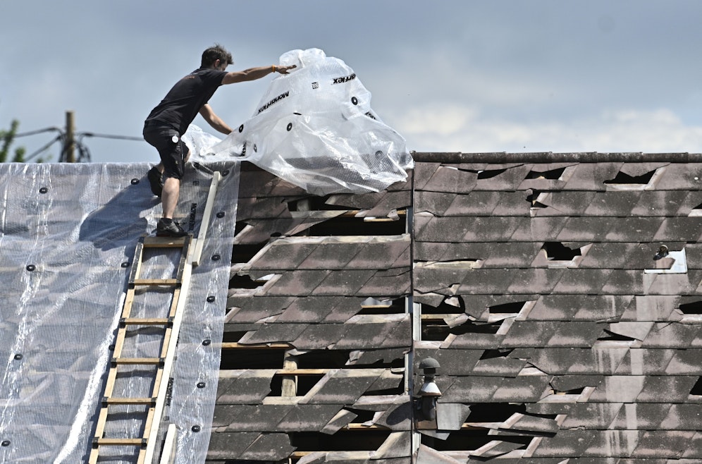 Viele provisorisch abgedeckte Dächer hielten dem Sturm in der Nacht auf Mittwoch nicht stand.