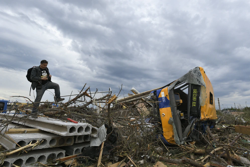 Der Bus, in dem sich die beiden eingeflogenen Opfer befunden hatten, wurde von dem Tornado&nbsp;gut 70 Meter weit von der Straße in ein Feld gefegt.