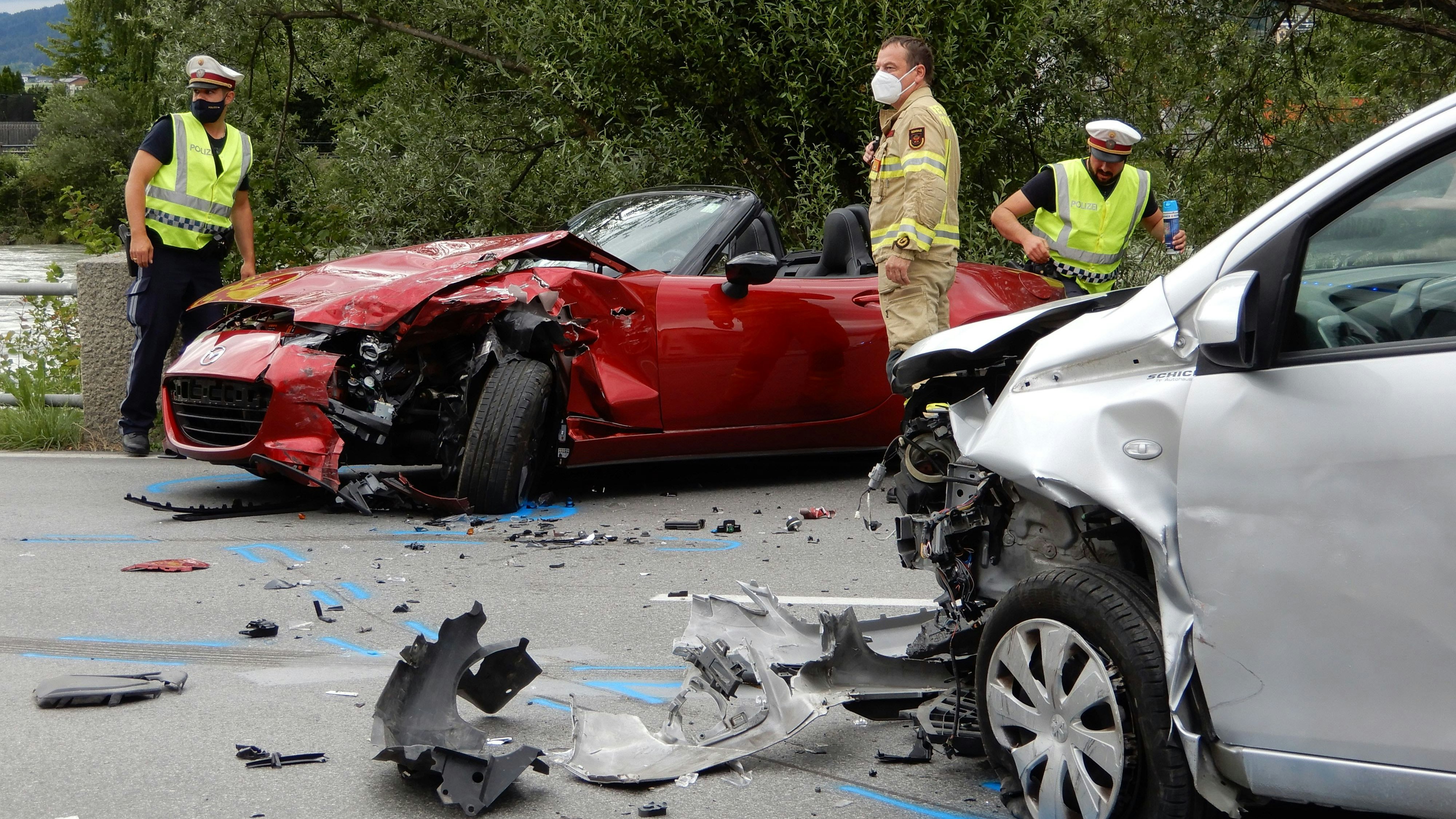 Verkehrsunfall in Schwaz, das graue Auto ist jenes des jungen Lenkers