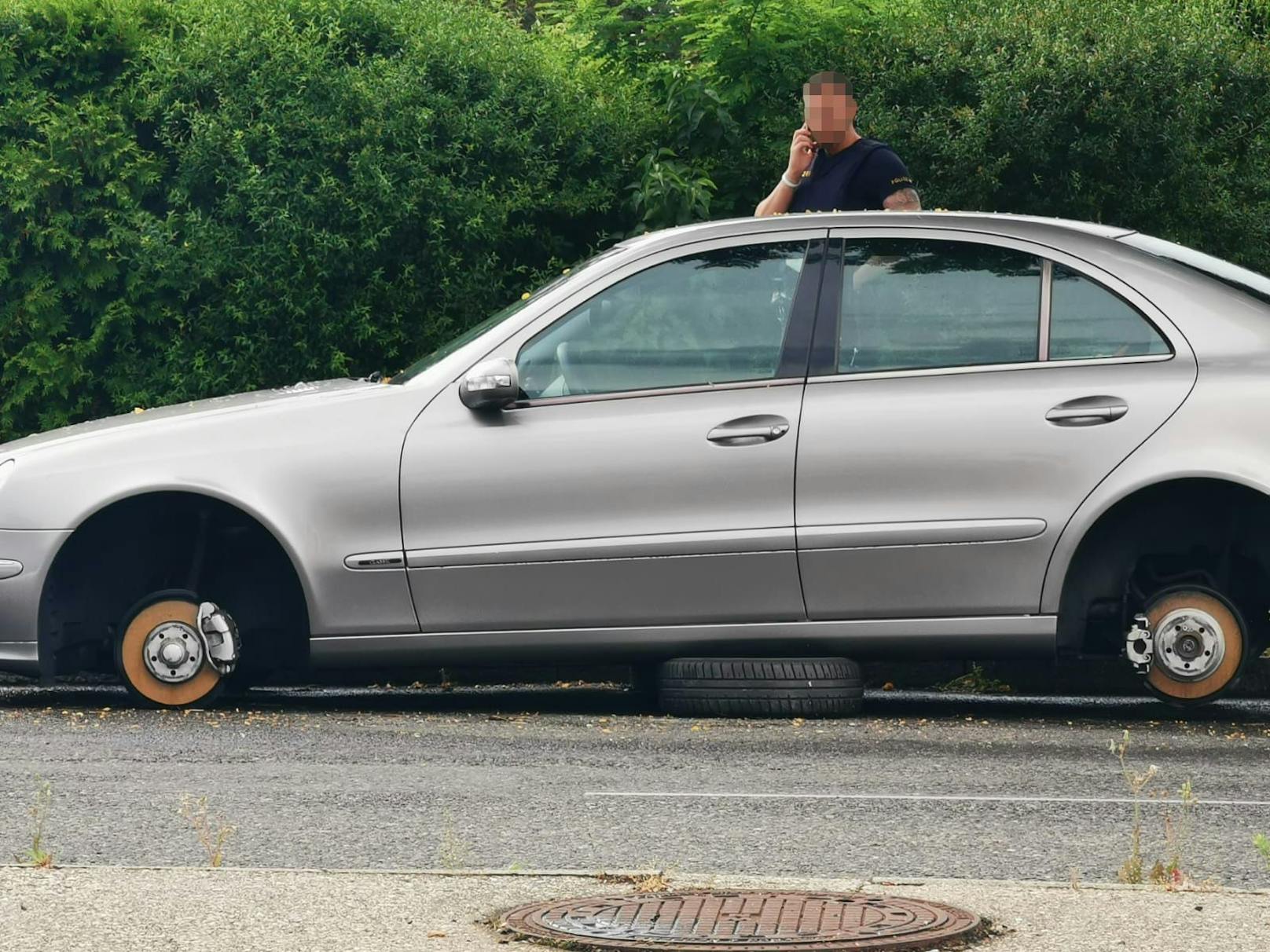 Felgen-Diebe bockten Wiener Auto auf und stahlen Reifen – Leser