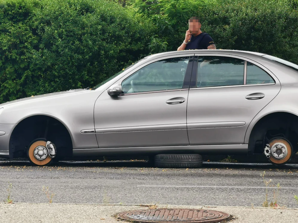 Das Auto wurde auf zwei Reifen aufgebockt.