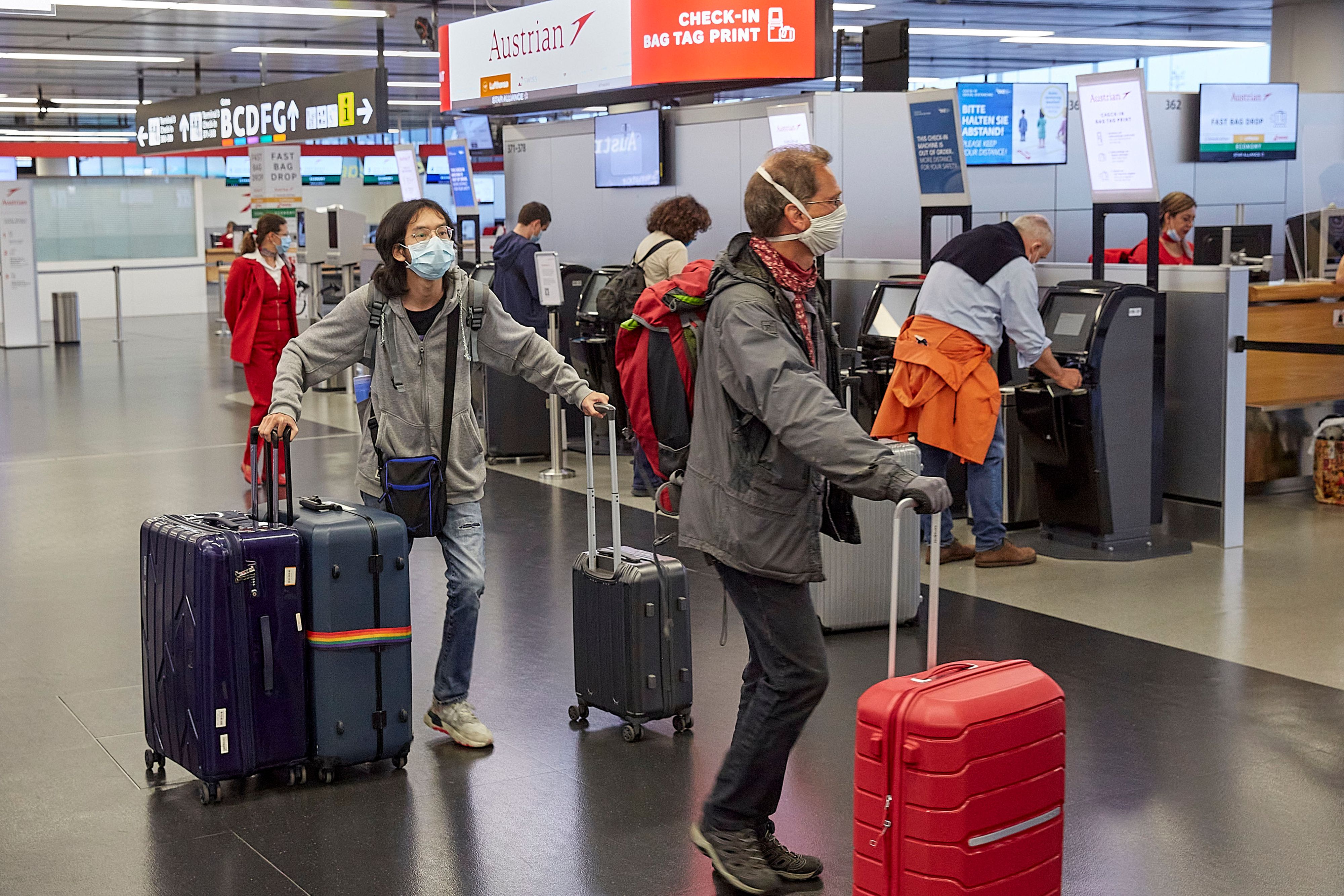 Download von www.picturedesk.com am 26.06.2021 (13:04).  (200615) -- VIENNA, June 15, 2020 (Xinhua) -- Passengers check in at the Austrian Airlines counter at Vienna International Airport in Vienna, Austria, June 15, 2020. Austrian Airlines partially resumed operation on Monday. (Photo by Georges Schneider/Xinhua).Xinhua News Agency / eyevine :...http://. - 20200615_PD6930 - Rechteinfo: Rights Managed (RM)