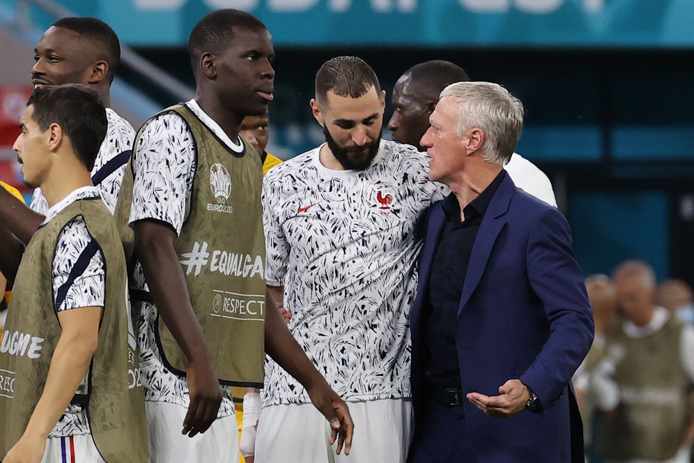 Teamchef Didier Deschamps im Gespräch mit Karim Benzema, Doppeltorschütze gegen Portugal.