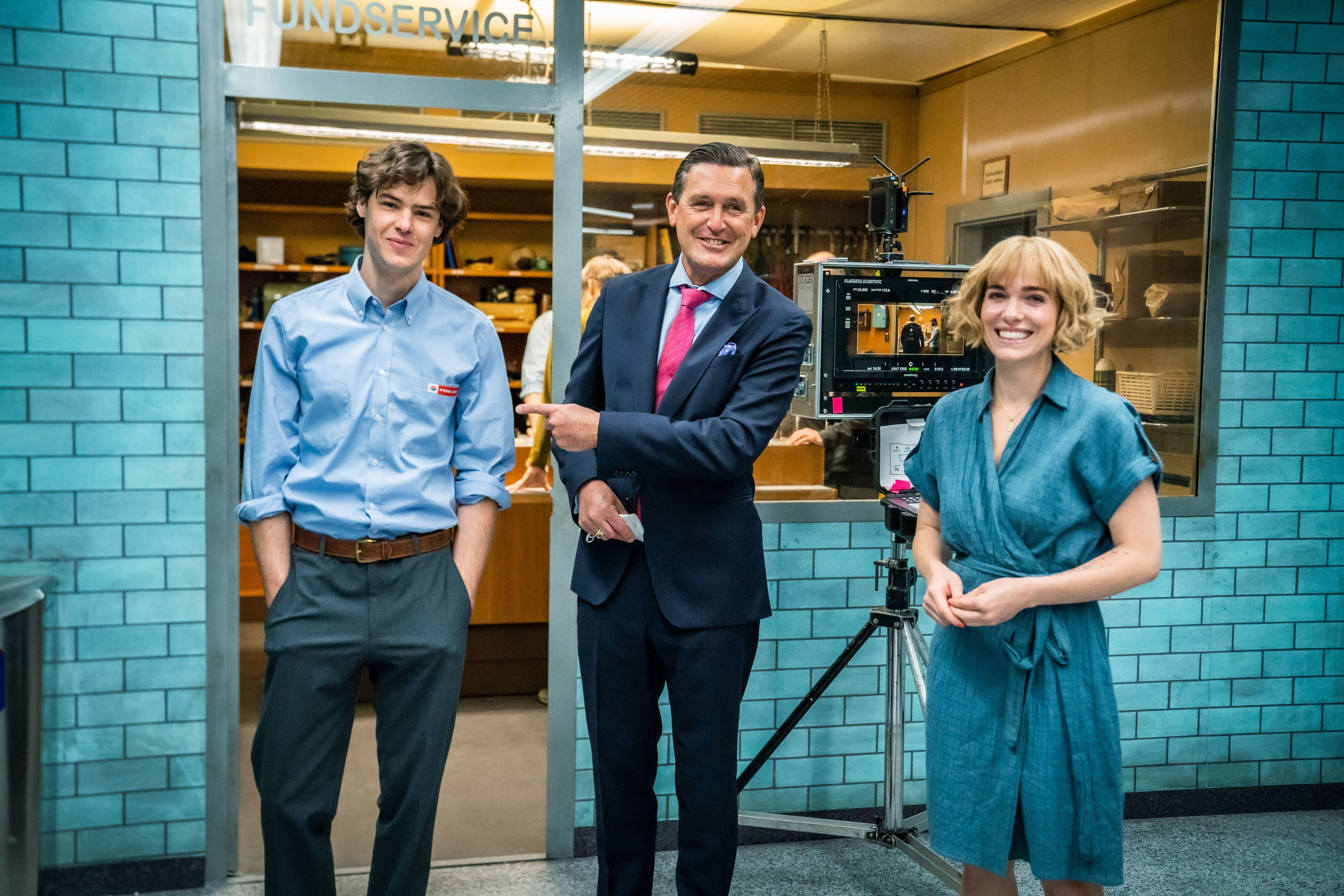 Öiif-Stadtrat Peter Hanke traf die Hauptdarsteller Verena Altenberger (re.) und Thomas Prenn (li.) am Filmset.