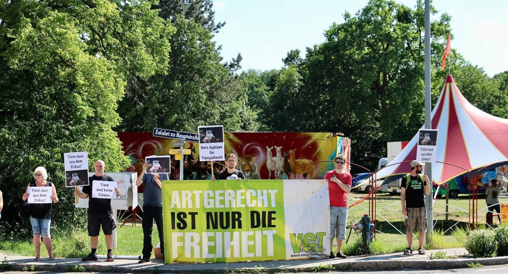 Die Tierschützer demonstrierten vor dem Zirkus in Breitenfurt.