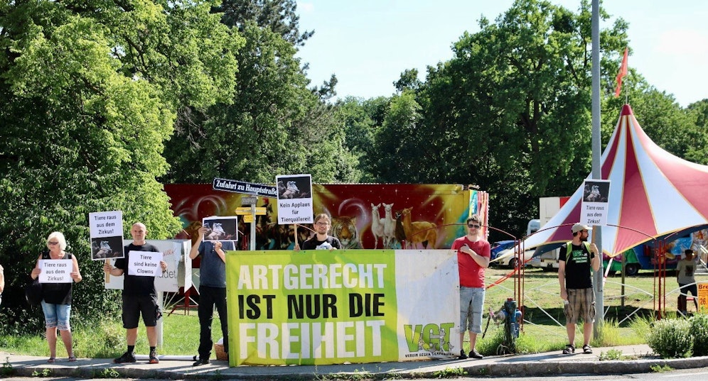 Die Tierschützer demonstrierten vor dem Zirkus in Breitenfurt.