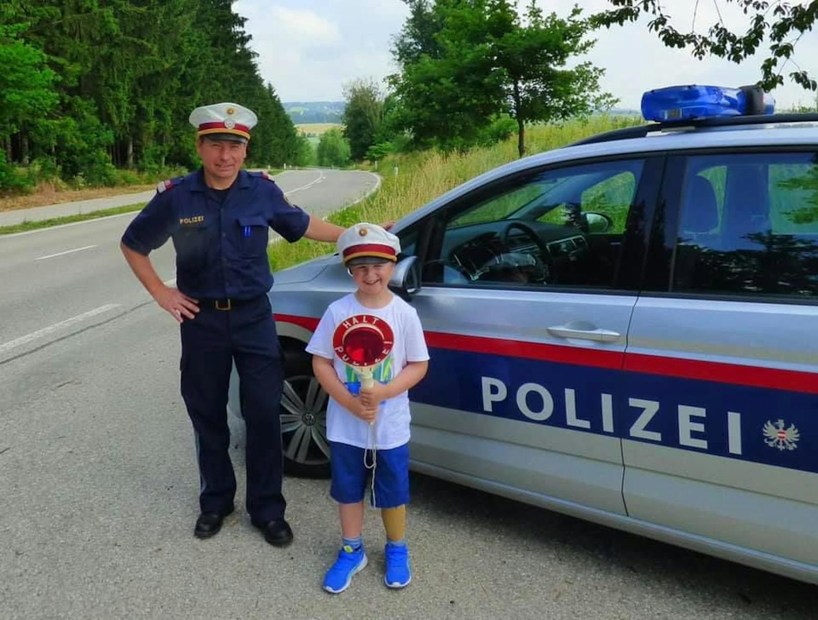 Nico durfte in seinen Traumjob reinschnuppern, einmal Polizist sein und sogar ein Auto für eine Fahrzeugkontrolle anhalten.
