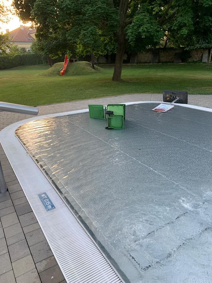 Diverse Sachen wurden in die Becken geworfen.