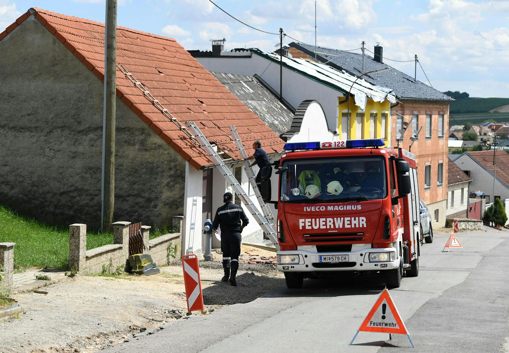 Im Bild. Einsatzkräfte der Feuerwehr während ihres Einsatzes in Schrattenberg.