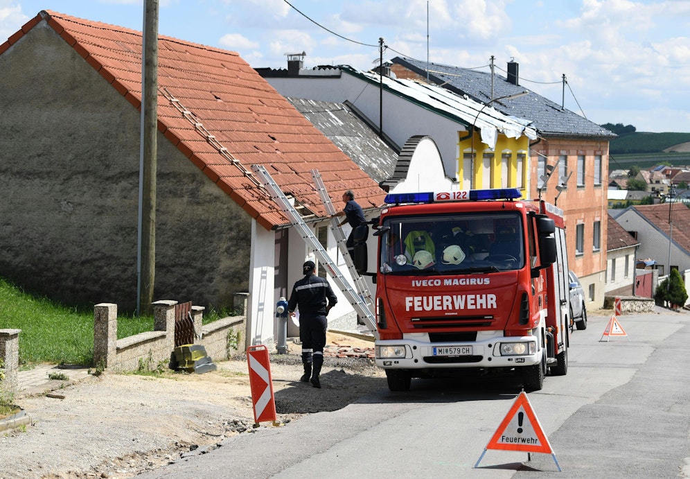 Im Bild. Einsatzkräfte der Feuerwehr während ihres Einsatzes in Schrattenberg.