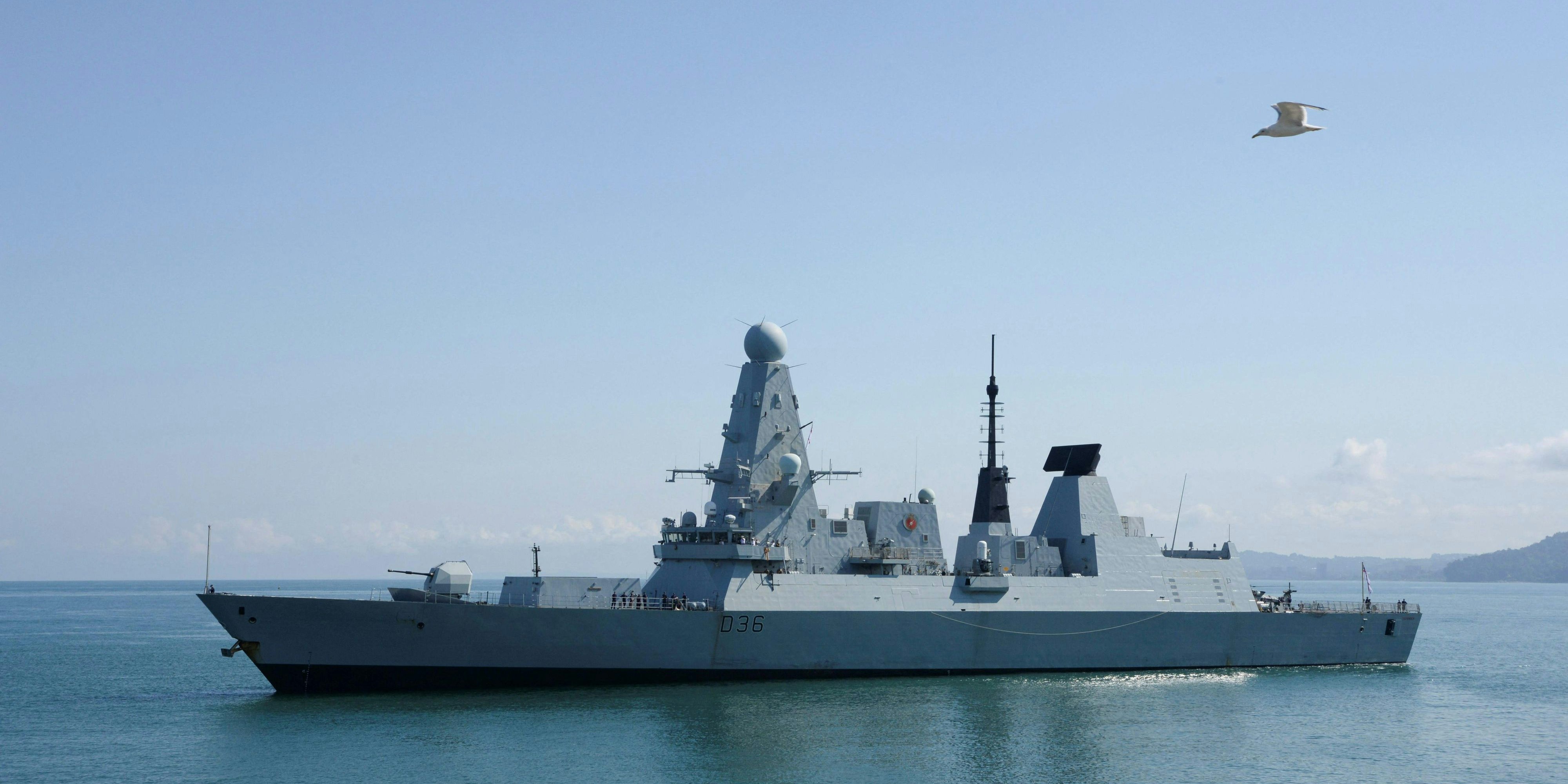 Download von www.picturedesk.com am 27.06.2021 (17:52).  The British Royal Navy destroyer HMS Defender arrives in the Black Sea port of Batumi on June 26, 2021. - HMS Defender, makes a port call in Batumi for joint exercises with the NATO-aspirant countrys coast guard, according to the Royal Navy, days after Russia claimed it had fired warning shots at the warship in the coastal waters of Crimea. (Photo by Seyran BAROYAN / AFP) - 20210626_PD3102 - Rechteinfo: Rights Managed (RM) Nur fÃ¼r redaktionelle Nutzung! Werbliche Nutzung erfordert Freigabe: bitte schicken Sie uns eine Anfrage.