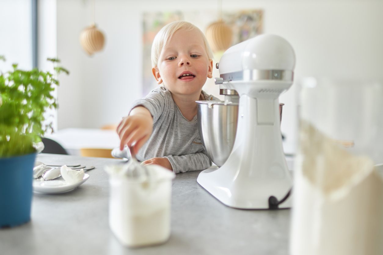 Das Kind steckte in der Küchenmaschine fest. (Symboildbild)