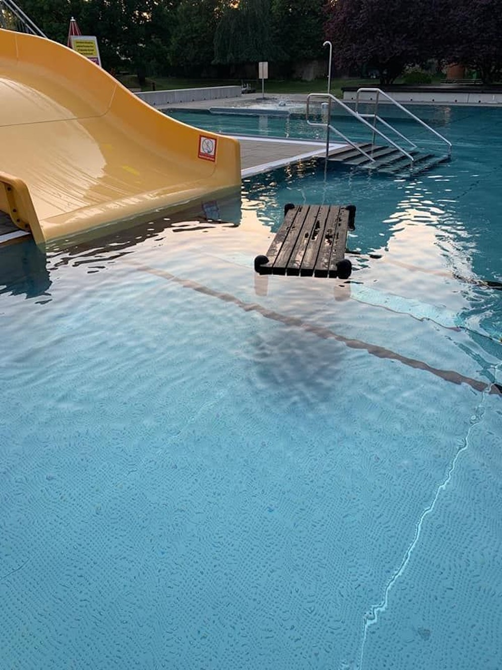 Unbekannte warfen den Tisch auf die Rutsche.