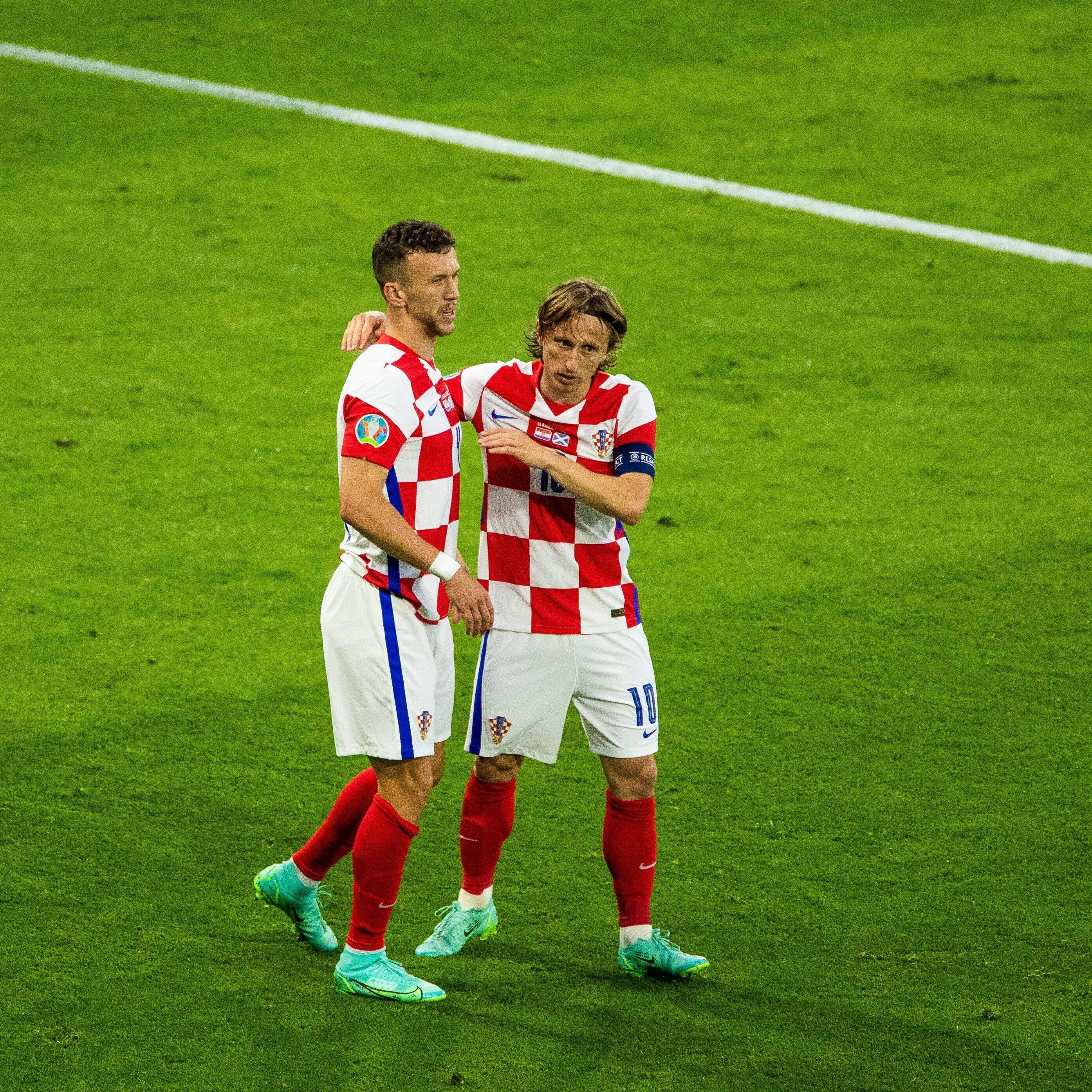 Perisic (l.) hat Corona, Modric nicht
