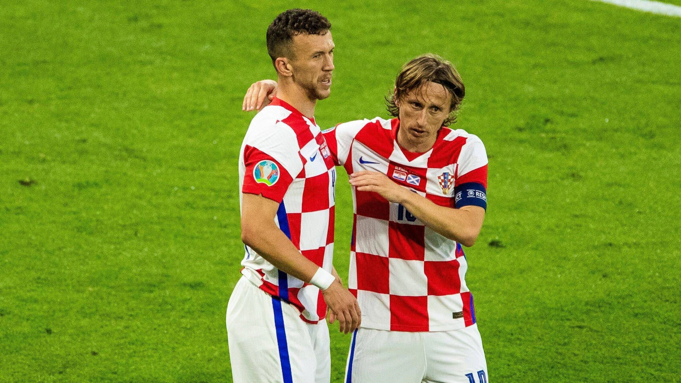 Perisic (l.) hat Corona, Modric nicht