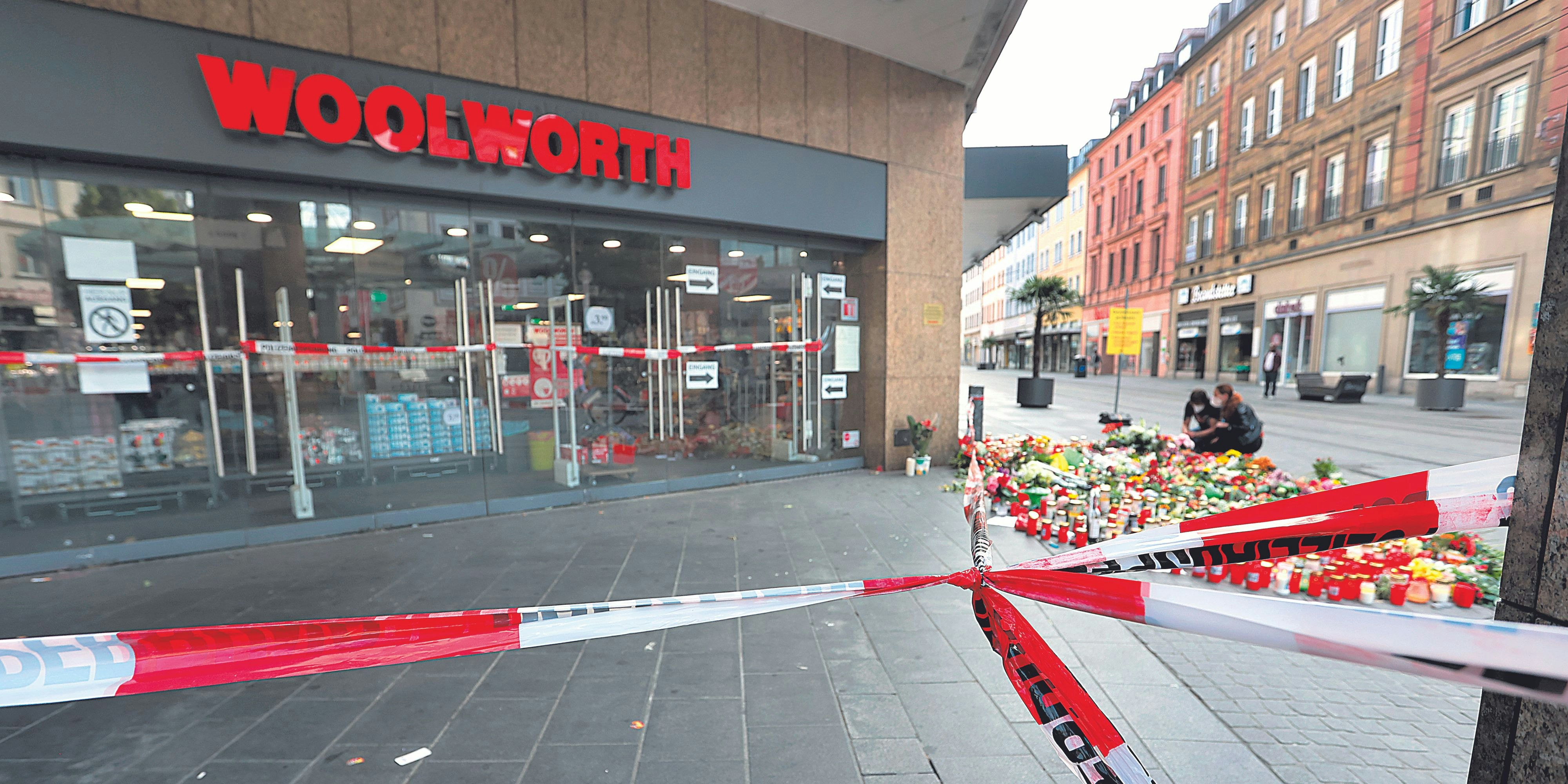 Blumen und Kerzen am Tatort in Würzburg