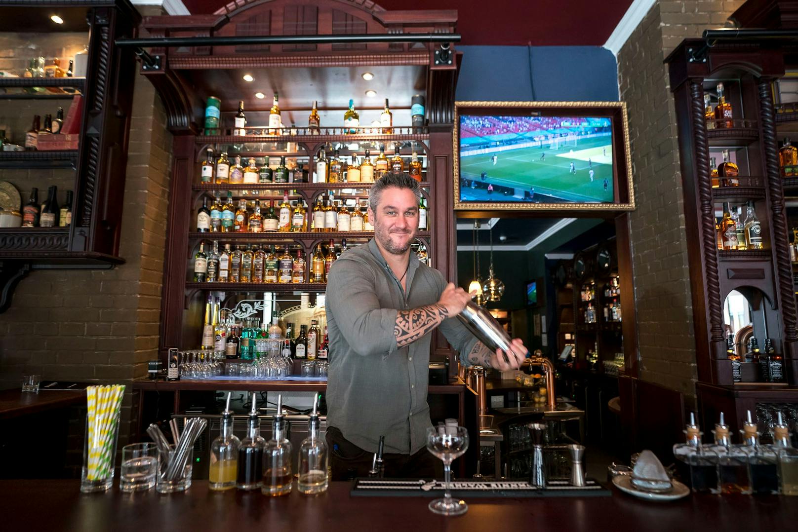 Barkeeper Gregory J. Buda mixt einen Irish Whiskey Sour.