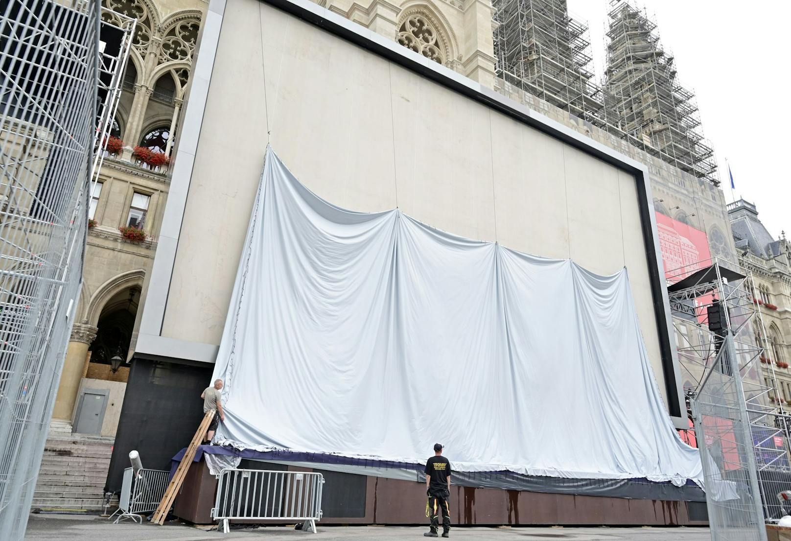 Auf einer Mega-Leinwand sehen ab 3. Juli 2.600 Besucher große Konzertmomente von Opern-Hits bis zu Pop-Giganten.