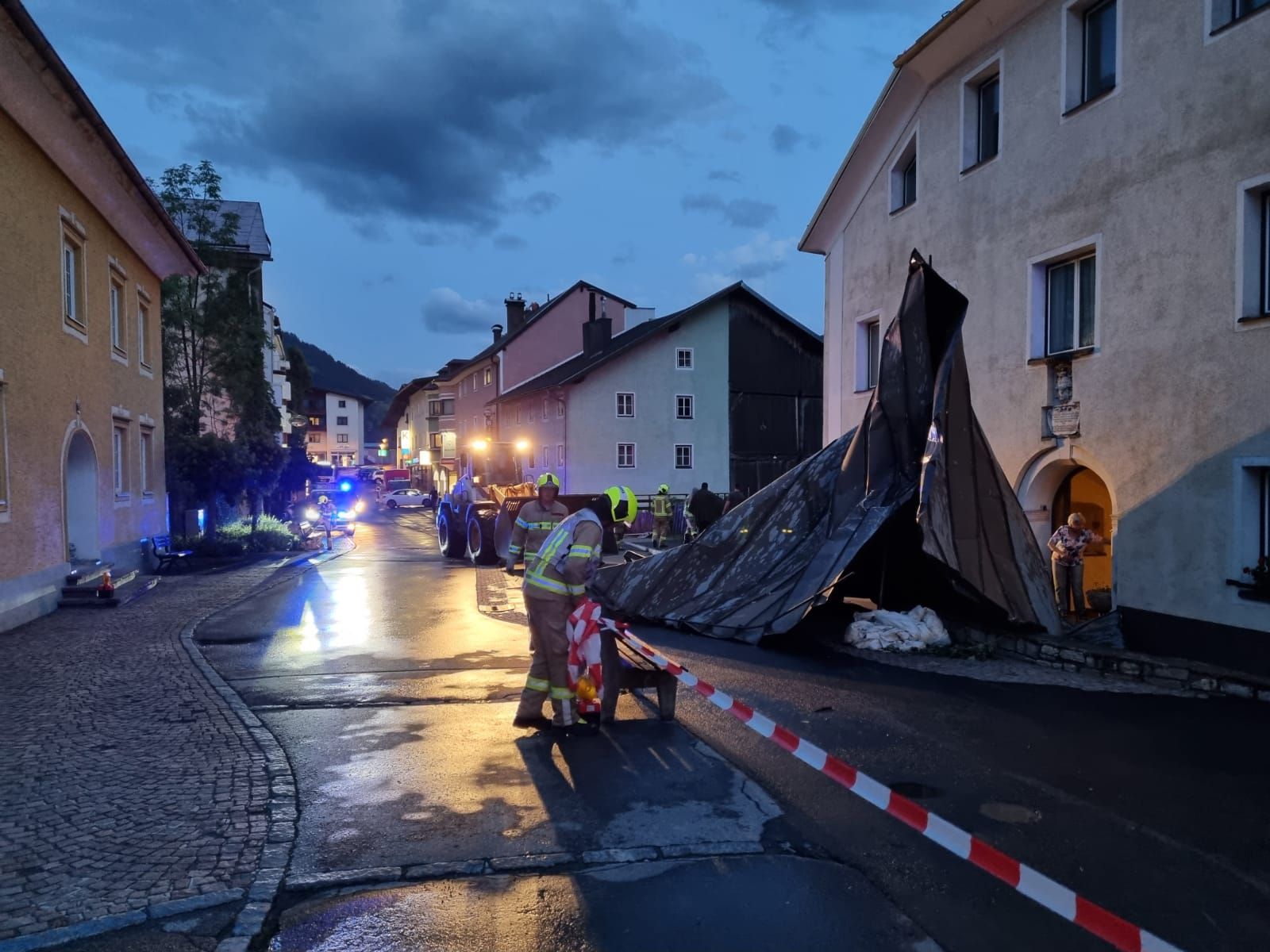 Schwere Unwetter Österreich : 3x6vgq1rsfbsbm - Garfield Mcphee